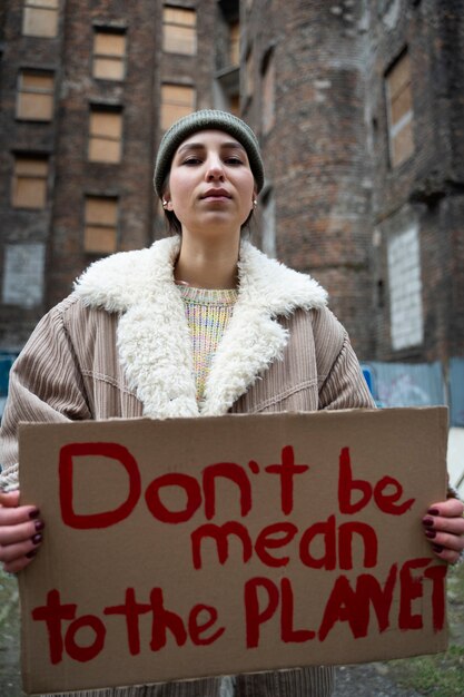 Personas protestando por el día mundial del medio ambiente.