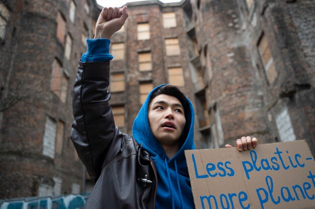 Personas protestando por el día mundial del medio ambiente.