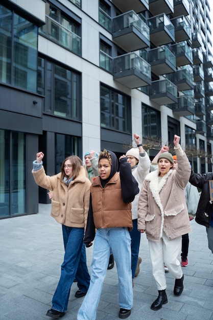 Personas protestando por el día mundial del medio ambiente.