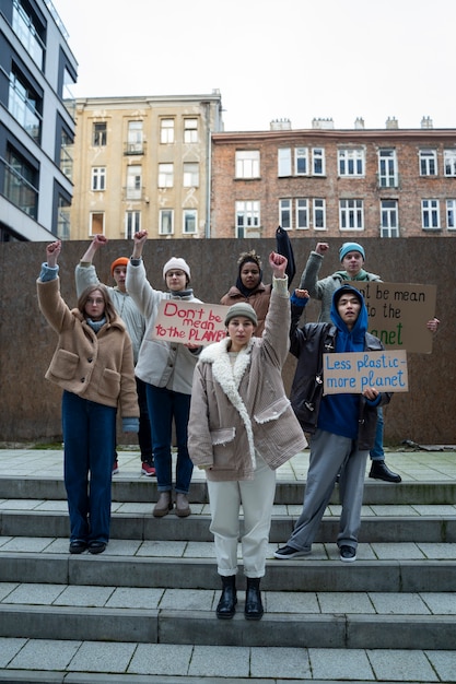 Foto gratuita personas protestando por el día mundial del medio ambiente.