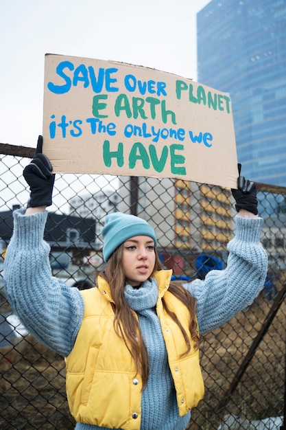 Foto gratuita personas protestando por el día mundial del medio ambiente.