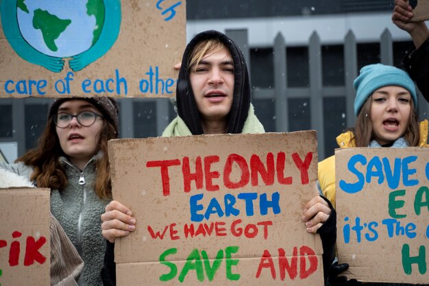 Personas protestando por el día mundial del medio ambiente.