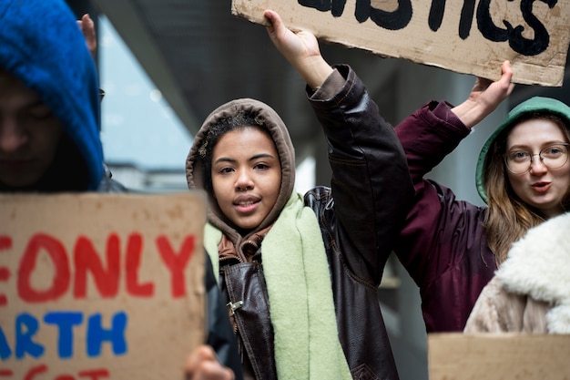 Personas protestando por el día mundial del medio ambiente.