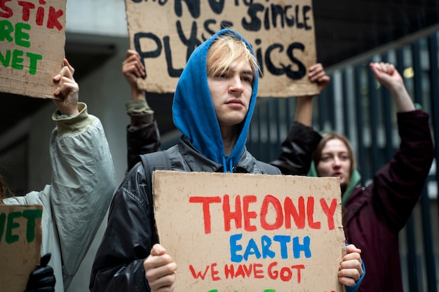 Personas protestando por el día mundial del medio ambiente.