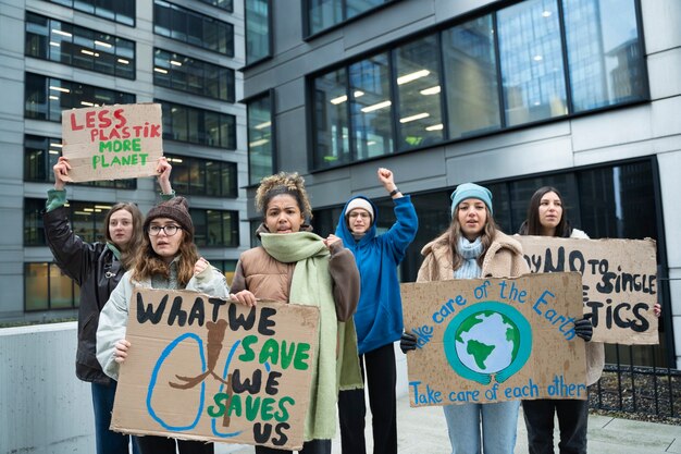 Personas protestando por el día mundial del medio ambiente.