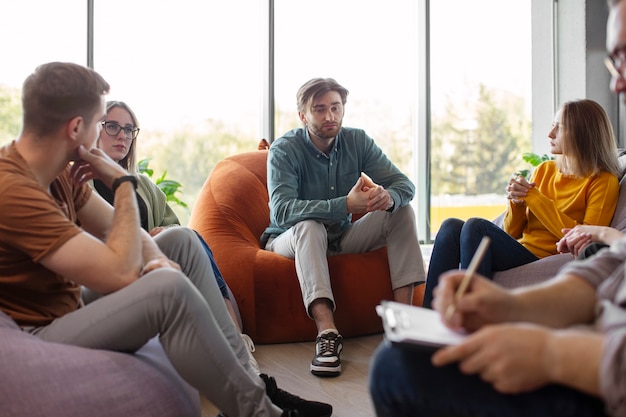 Foto gratuita personas que asisten a una reunión de terapia