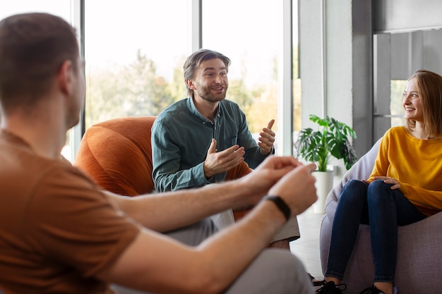 Foto gratuita personas que asisten a una reunión de terapia