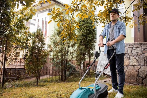 Personas que ayudan a los vecinos con césped.