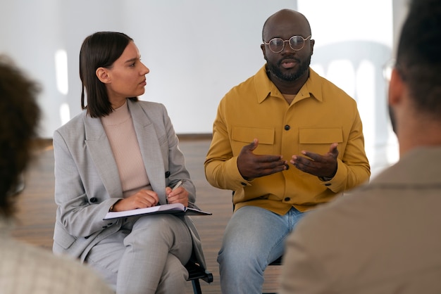 Personas que comparten sentimientos y emociones durante la sesión de terapia de grupo