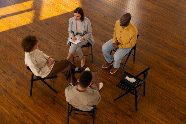 Personas que comparten sentimientos y emociones durante la sesión de terapia de grupo