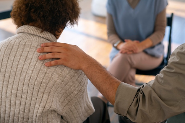 Personas que comparten sentimientos y emociones durante la sesión de terapia de grupo