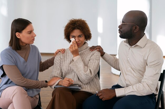 Personas que comparten sentimientos y emociones durante la sesión de terapia de grupo