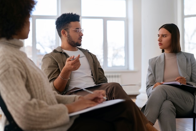 Foto gratuita personas que comparten sentimientos y emociones durante la sesión de terapia de grupo