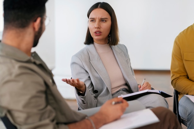 Personas que comparten sentimientos y emociones durante la sesión de terapia de grupo