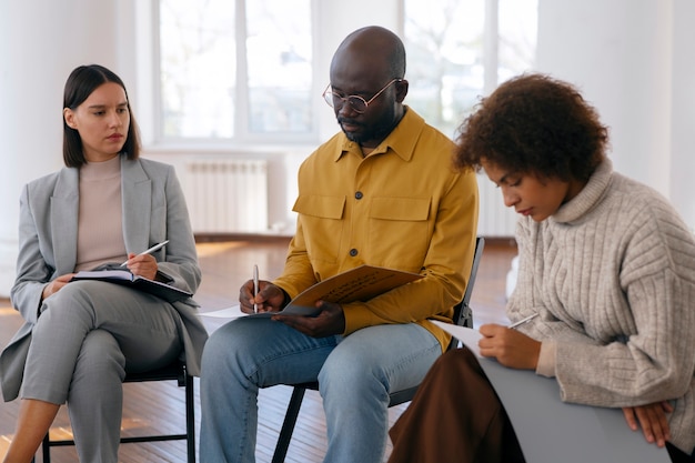 Personas que comparten sentimientos y emociones durante la sesión de terapia de grupo