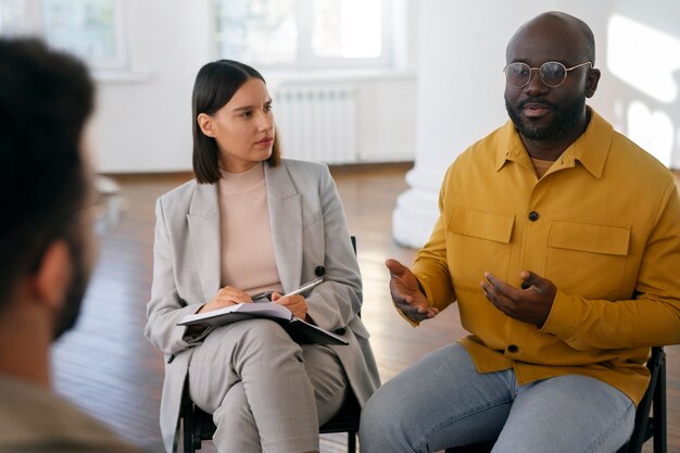 Personas que comparten sentimientos y emociones durante la sesión de terapia de grupo