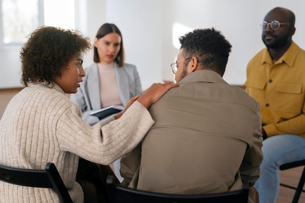 Foto gratuita personas que comparten sentimientos y emociones durante la sesión de terapia de grupo