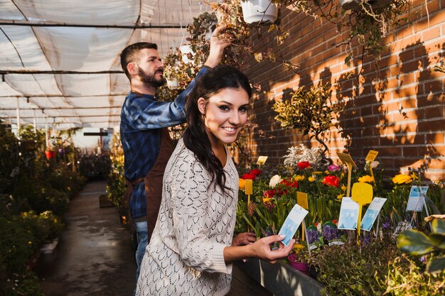 Personas que cuidan las flores en invernadero