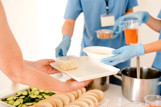 Personas que donan comida para caridad