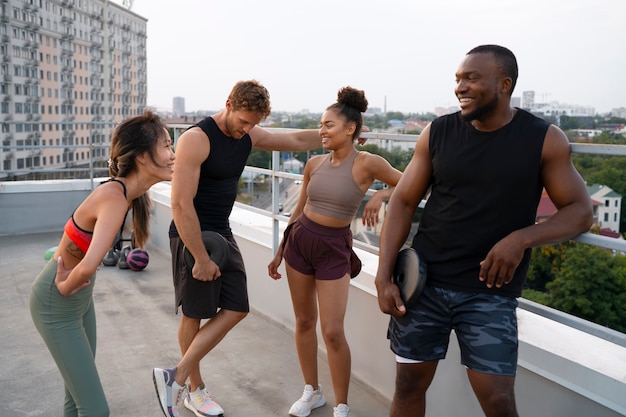 Foto gratuita personas que se entrenan juntas al aire libre