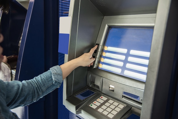 Personas que esperan obtener dinero del cajero automático: las personas retiran dinero del concepto de cajero automático