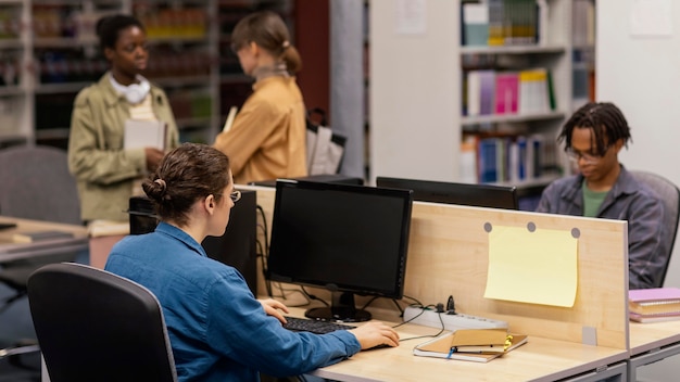 Personas que estudian pacíficamente en la biblioteca.