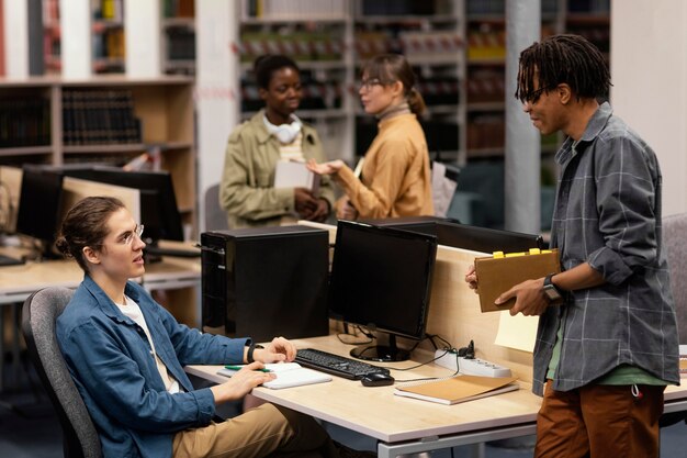 Personas que estudian pacíficamente en la biblioteca.