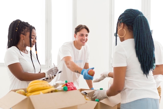 Las personas que hacen obras de caridad trabajan juntas