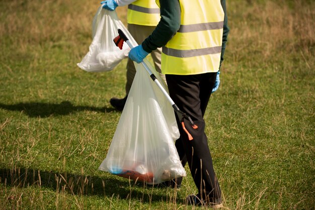 Personas que hacen servicio comunitario recolectando basura juntas