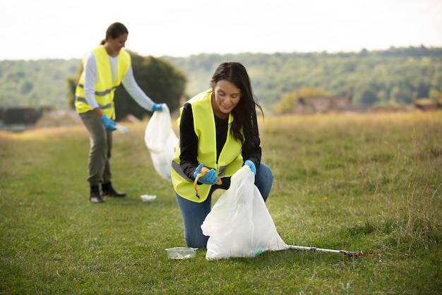 Personas que hacen servicio comunitario recolectando basura.