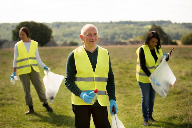 Personas que hacen servicio comunitario recolectando basura.