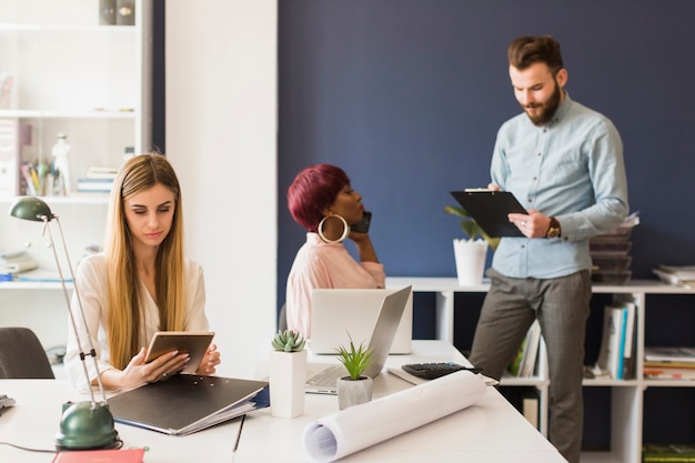 Las personas que hacen su trabajo en la oficina