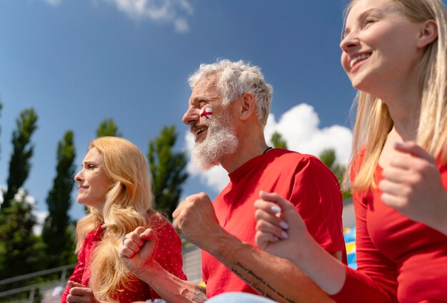 Personas que miran juntas en un partido de fútbol en un día soleado