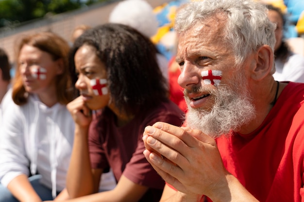 Personas que miran juntas en un partido de fútbol en un día soleado