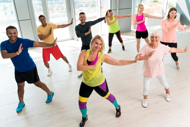 Personas que participan en la clase de zumba.