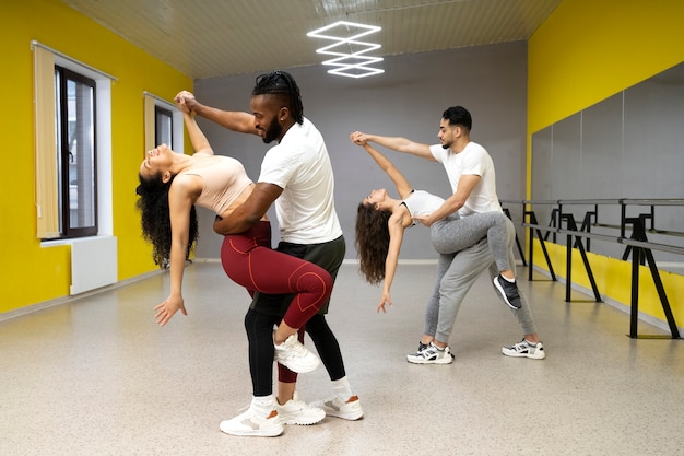 Personas que participan en clases de terapia de danza