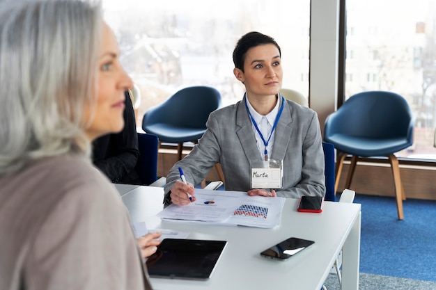 Personas que participan en eventos de negocios.