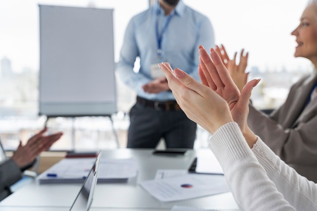 Personas que participan en eventos de negocios.