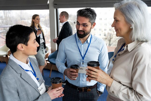 Personas que participan en eventos de negocios.