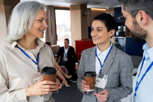 Personas que participan en eventos de negocios.