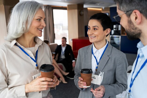 Personas que participan en eventos de negocios.