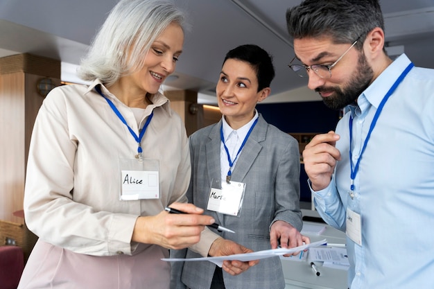 Personas que participan en eventos de negocios.