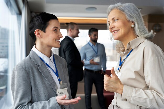 Personas que participan en eventos de negocios.