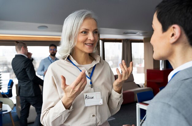 Personas que participan en eventos de negocios.