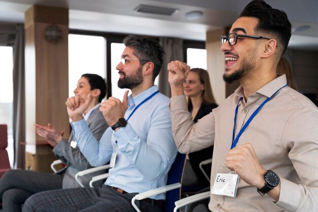 Personas que participan en eventos de negocios.