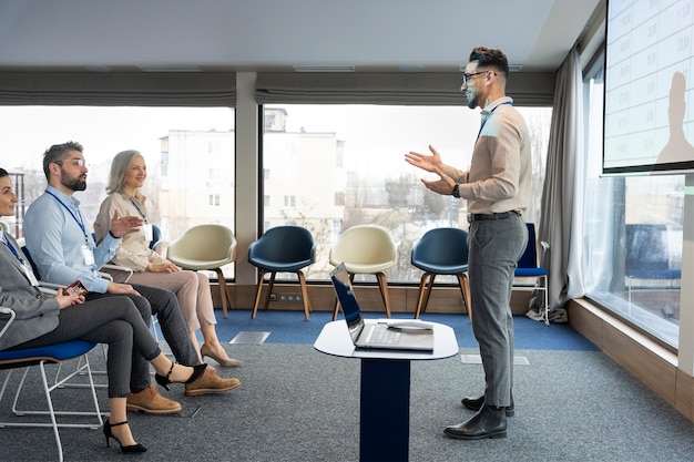 Personas que participan en eventos de negocios.