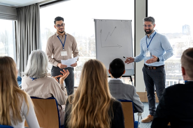 Foto gratuita personas que participan en eventos de negocios.