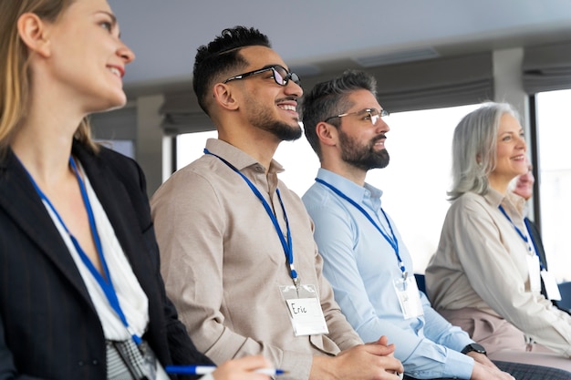 Personas que participan en eventos de negocios.