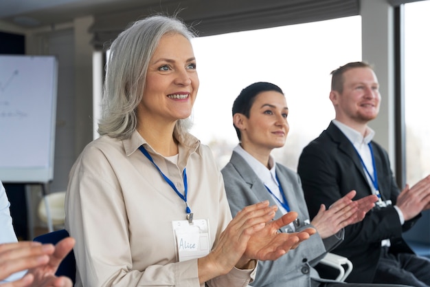 Personas que participan en eventos de negocios.