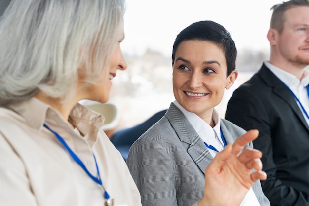 Personas que participan en eventos de negocios.